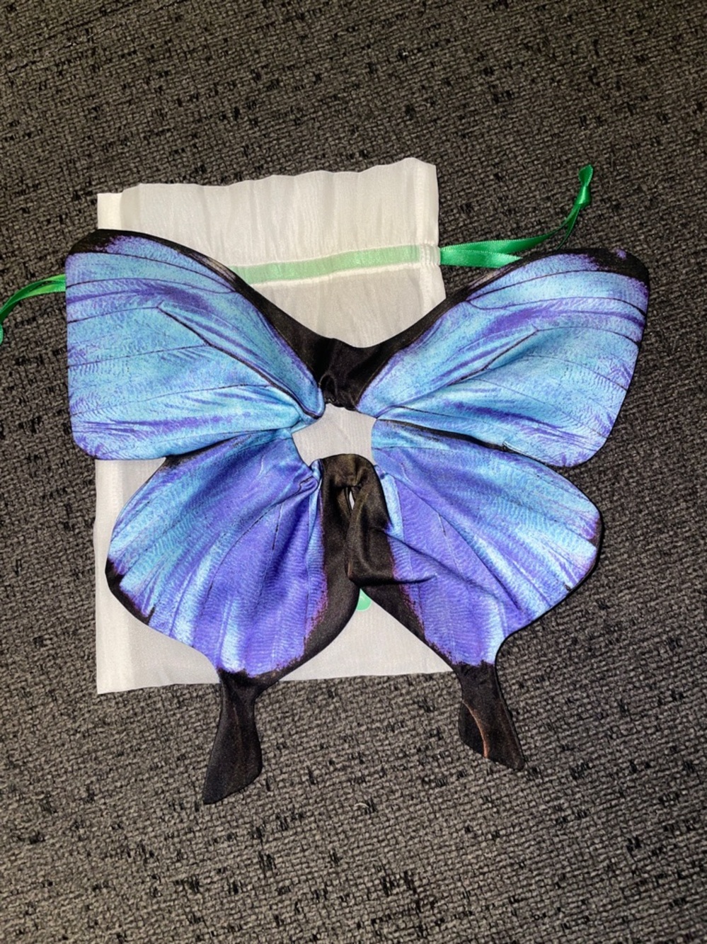 Chunks x TMG Bun Topper in Blue Swallowtail size LARGE - Picture 3 of 6